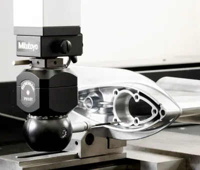 ミツトヨ製CMMおよびRenishaw PH10Tプローブによるアルミ合金ダイカスト製海洋部品の自動寸法検査、±0.01mmの高精度公差を確保