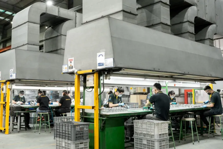 一貫生産体制の工場において、170名の専任チームが品質検査および精密組立を実施