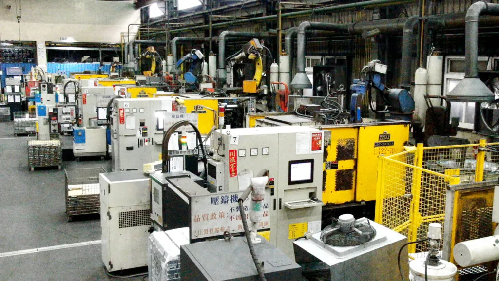 大規模なアルミ合金ダイカスト工場（台湾）、コールドチャンバー式ダイカストマシンが並ぶ高量産OEM部品生産ライン